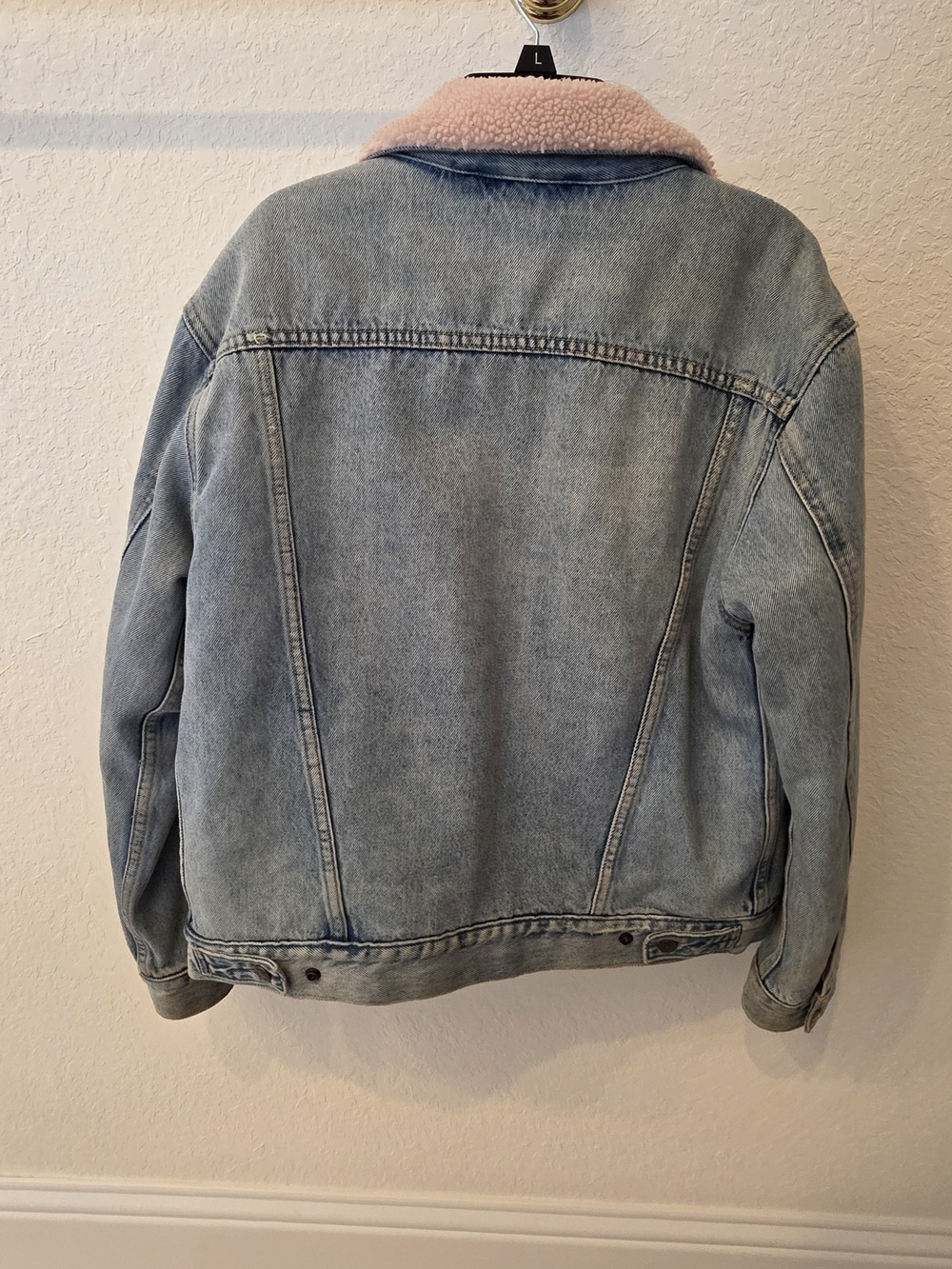 Women's Levi's Premium Trucker with Raspberry Sherpa Lining - Picture 3 of 6